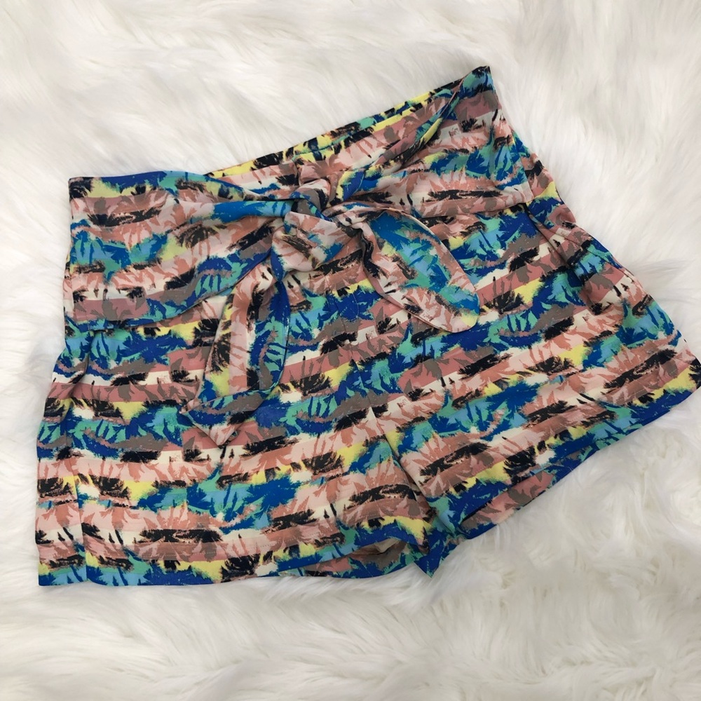 Olive & Oak Sz Large tie front palm print shorts
